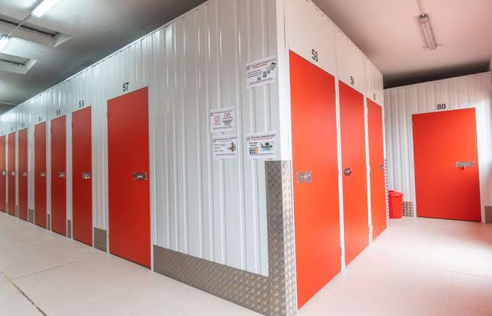 Interior de Trasterpinto: pasillos y puertas numeradas